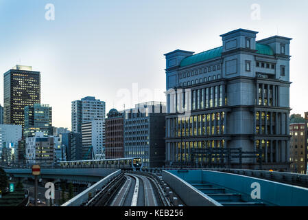 Monorail de Tokyo au crépuscule avec des bâtiments et former Banque D'Images