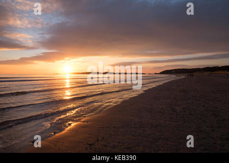 Au coucher du soleil parfait plage déserte, de douces vagues et Golden Sun se reflétant dans l'eau calme Banque D'Images