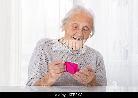 Portrait of Senior Woman Holding petit sac à main Banque D'Images