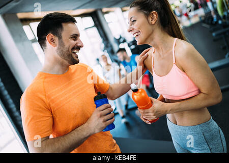 Photo de l'homme séduisant et belle femme en conversation Banque D'Images