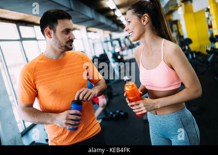 Photo de l'homme séduisant et belle femme en conversation Banque D'Images