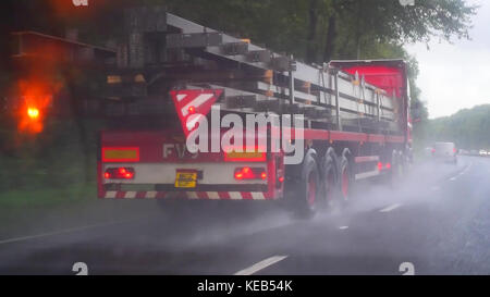 Venant de pulvérisation de lorry qui transitent par de fortes pluies sur l'A64 yorkshire leeds united kingdom Banque D'Images