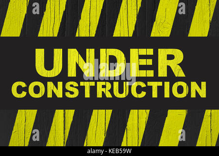 En construction panneau d'avertissement avec rayures jaune et noir peint sur bois fissuré. signer habituellement utilisé dans les chantiers de construction de sens : n'entrez pas Banque D'Images