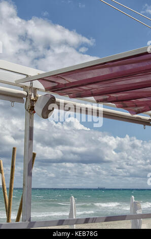 Vue d'une belle plage dans un bar Banque D'Images