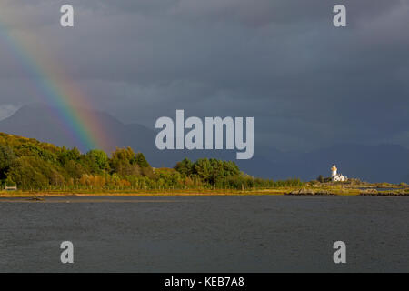 La lumière de fin d'après-midi et un arc-en-ciel à Ornsay phare sur l'îlot d'Eilean Sionnach au large de la péninsule de Sleat, Isle of Skye, Highland, Scotland, UK Banque D'Images