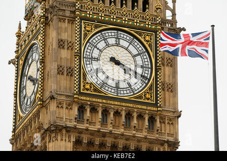 Une Union Jack drapeau flotte au vent avec Big Ben, la Tour de l'horloge et les chambres du Parlement derrière, Royaume-Uni Banque D'Images