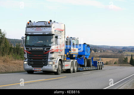 Salo, Finlande - le 15 avril 2016 : Scania r580 transporte terex fuchs mhl 320 manutentionnaire sur remorque à plate-forme surbaissée. Banque D'Images