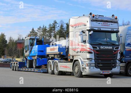 Salo, Finlande - le 15 avril 2016 : Scania r580 est placée sur un camion s'arrêter et est prêt à livrer terex fuchs mhl 320 manutentionnaire sur remorque à plate-forme surbaissée. Banque D'Images