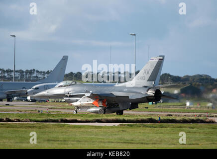 Un avion de chasse F16 de l'USAF lors de l'exercice Warrio 2017 qui se prépare à partir de RAF Lossiemouth, Morayshire, Écosse. Banque D'Images