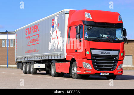 PAIMIO, FINLANDE - 16 AVRIL 2016: Rouge, nouveau DAF XF Euro 6 semi-camion et roulotte de Starek transport garé à un arrêt de camion dans le sud de Fi Banque D'Images