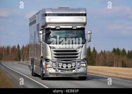 KOSKI TL, FINLANDE - 16 AVRIL 2016 : Nouvelle boîte à cheval Scania argent moderne pour le transport de chevaux sur la route au printemps. Banque D'Images
