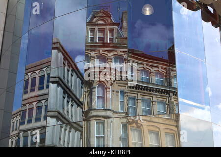 Réflexion de bâtiments à Cardiff, pays de Galles, Royaume-Uni Banque D'Images