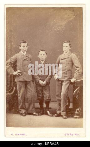 Portrait victorien carte de visite (CDV) original, ton sépia, de 3 garçons, éventuellement frères 1860, Stirling, Écosse U.K Banque D'Images