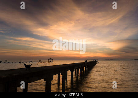 Image de la jetée deux après le coucher du soleil sur la plage de Pasir Panjang Banque D'Images