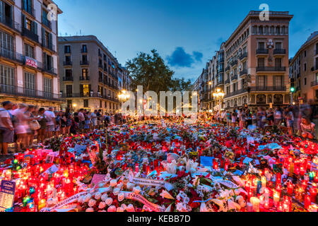 Les gens se rassemblaient sur Las Ramblas rue piétonnière autour du mémorial de fortune pour les victimes de l'attaque terroriste islamique à Barcelone, Catalogne, Spai Banque D'Images