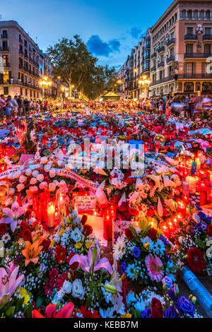 Les gens se rassemblaient sur Las Ramblas rue piétonnière autour du mémorial de fortune pour les victimes de l'attaque terroriste islamique à Barcelone, Catalogne, Spai Banque D'Images