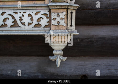 Fragments de la garniture en bois sculpté sur les maisons anciennes à Tomsk, en Sibérie occidentale, en Russie. Banque D'Images