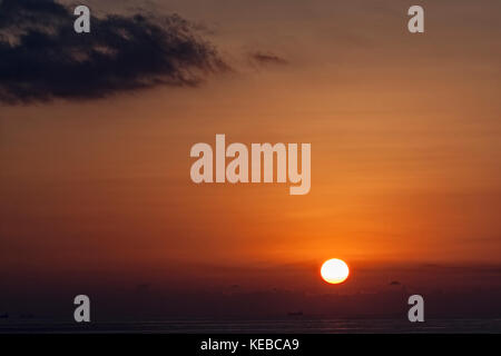 Un bel ssunrise sur hurd's Bank, d'un point d'ancrage pour les pétroliers à proximité de delimara point à Malte Banque D'Images