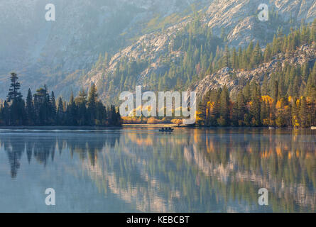 Silver Lake un matin d'automne, June Lake Loop, June Lake, Californie. Banque D'Images