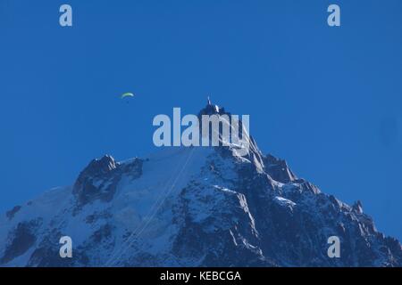 Parachute sur l'aiguille du midi, Chamonix, France Banque D'Images