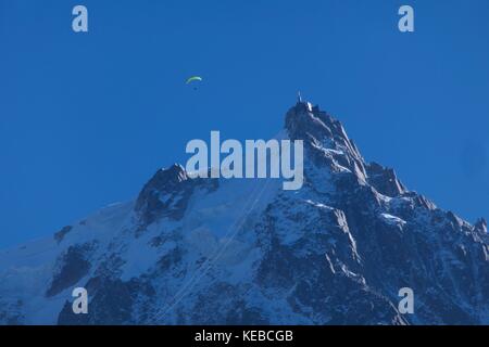 Parachute sur l'aiguille du midi, Chamonix, France Banque D'Images