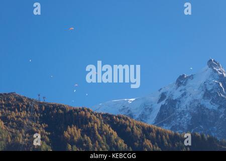 Parachute sur l'Aiguille du Midi, Chamonix, France Banque D'Images