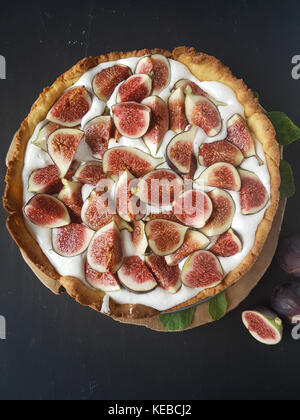 Tarte aux figues sur fond noir Banque D'Images