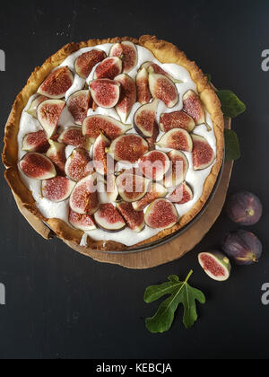 Tarte aux figues sur fond noir Banque D'Images