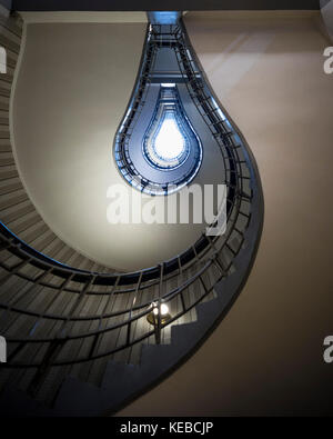Prague. République tchèque. Maison à la Vierge noire, intérieur en colimaçon, conçu par Josef Gočár 1911-1912. Musée de cubisme et Grand Café Orient Banque D'Images