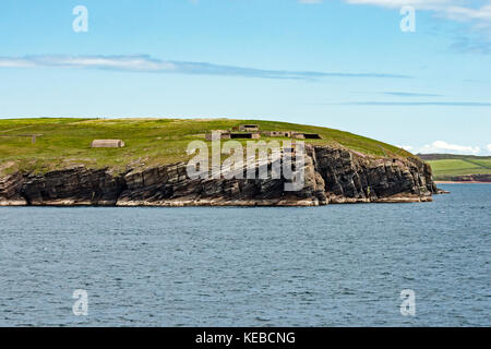 Seconde Guerre mondiale canons et les bâtiments sur flotta à l'entrée sud de Scapa Flow sur l'Orkney Ecosse UK Banque D'Images