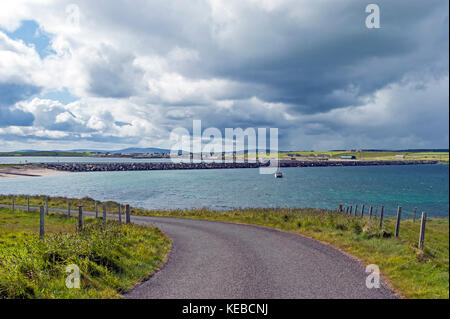 Vue de petite colonie Holm sur continent Orcades en Ecosse UK avec une barrière Churchill comme vu d'île Lamb Holm sur un961 Banque D'Images