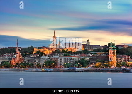 Toits de Buda dans la soirée, Budapest, Hongrie Banque D'Images