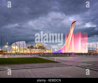 Sochi, Russie - 20 juin 2017 Musique : fontaine et stade olympique fisht dans la soirée, Sochi, Russie. nommé d'après le mont fisht, la capacité de 40 000 st Banque D'Images