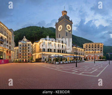 Sochi, Russie - 22 juin 2017 : panorama de rosa square le matin, Rosa Khutor, Sochi, Russie. Rosa Khutor construit de 2003 à 2011 et l'hoste Banque D'Images