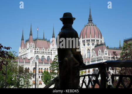 Policier gras statue sur la rue zrinyi à Budapest Banque D'Images