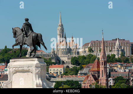 Statue équestre du comte Gyula Andrássy sur Kossuth square près du parlement avec l'église Matthias de Budapest, Hongrie Banque D'Images