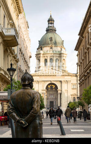 Policier gras statue sur la rue zrinyi à Budapest, Hongrie Banque D'Images