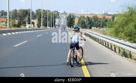 Israël, les enfants et les familles apprécieront les rues vides de se déplacer à bicyclette pendant Yom Kippour. Pratiquement tous les trafic motorisé arrêter pendant le peuple juif holid Banque D'Images