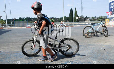 Israël, les enfants et les familles apprécieront les rues vides de se déplacer à bicyclette pendant Yom Kippour. Pratiquement tous les trafic motorisé arrêter pendant le peuple juif holid Banque D'Images