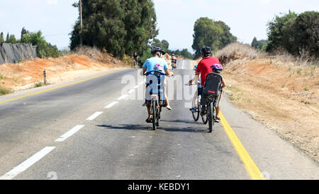 Israël, les enfants et les familles apprécieront les rues vides de se déplacer à bicyclette pendant Yom Kippour. Pratiquement tous les trafic motorisé arrêter pendant le peuple juif holid Banque D'Images