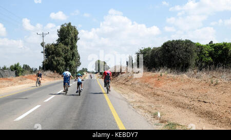 Israël, les enfants et les familles apprécieront les rues vides de se déplacer à bicyclette pendant Yom Kippour. Pratiquement tous les trafic motorisé arrêter pendant le peuple juif holid Banque D'Images