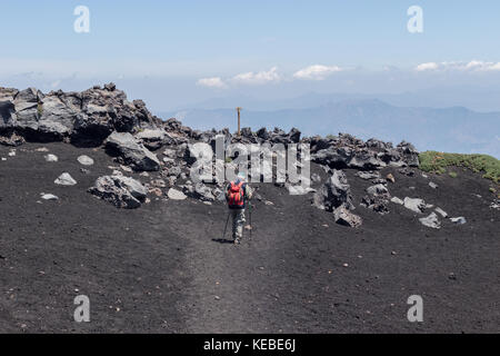 Trekking sur le côté est de l'etna Banque D'Images