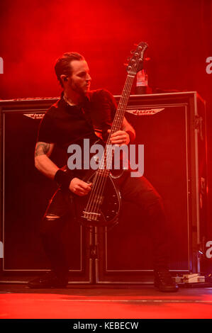 Brian Marshall d'Alter Bridge se produit en direct sur scène au Swiss Life Hall le 15 octobre 2017 à Hanovre, en Allemagne. Banque D'Images