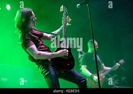 Myles Kennedy et Mark Tremonti de Alter Bridge se produisaient en direct sur scène au Swiss Life Hall le 15 octobre 2017 à Hanovre, en Allemagne. Banque D'Images