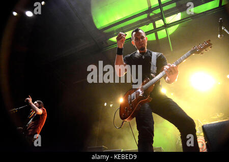 Myles Kennedy et Mark Tremonti de Alter Bridge se produisaient en direct sur scène au Swiss Life Hall le 15 octobre 2017 à Hanovre, en Allemagne. Banque D'Images