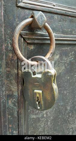 Old rusty cadenas sur la porte de bronze Banque D'Images