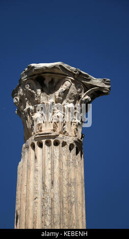 Une colonne d'ordre corinthien à partir de la bibliothèque d'Hadrien, Athènes. La bibliothèque a été construit en 132 AD par l'empereur romain Hadrien. Banque D'Images