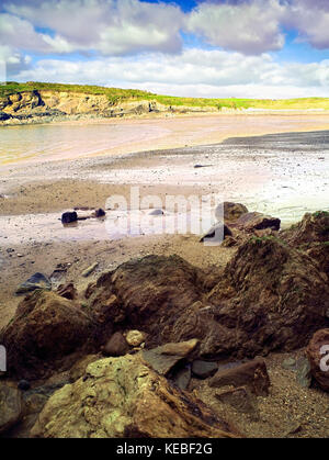 Une vue d'été de la plage de Porth Trecastell, ou câble Bay, sur l'île d'Anglesey, au Pays de Galles, Royaume-Uni Banque D'Images