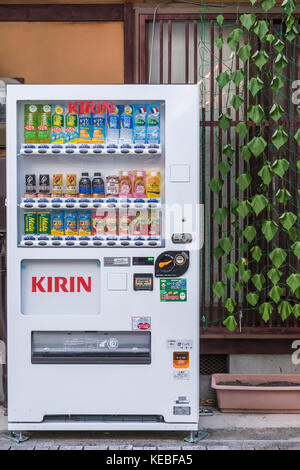 Kirin distributeur automatique plein de bouteilles de boissons dans un Japon à l'extérieur d'un bâtiment dans un environnement urbain Banque D'Images