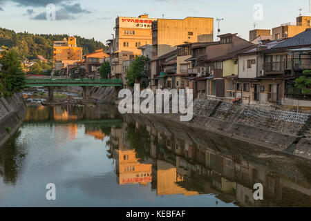 Réflexions des bâtiments sur les rives de la rivière Miyagawa à Takayama au coucher du soleil Banque D'Images